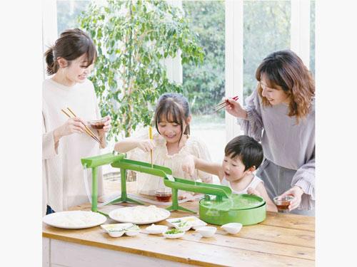 卓上で流しそうめんが楽しめる